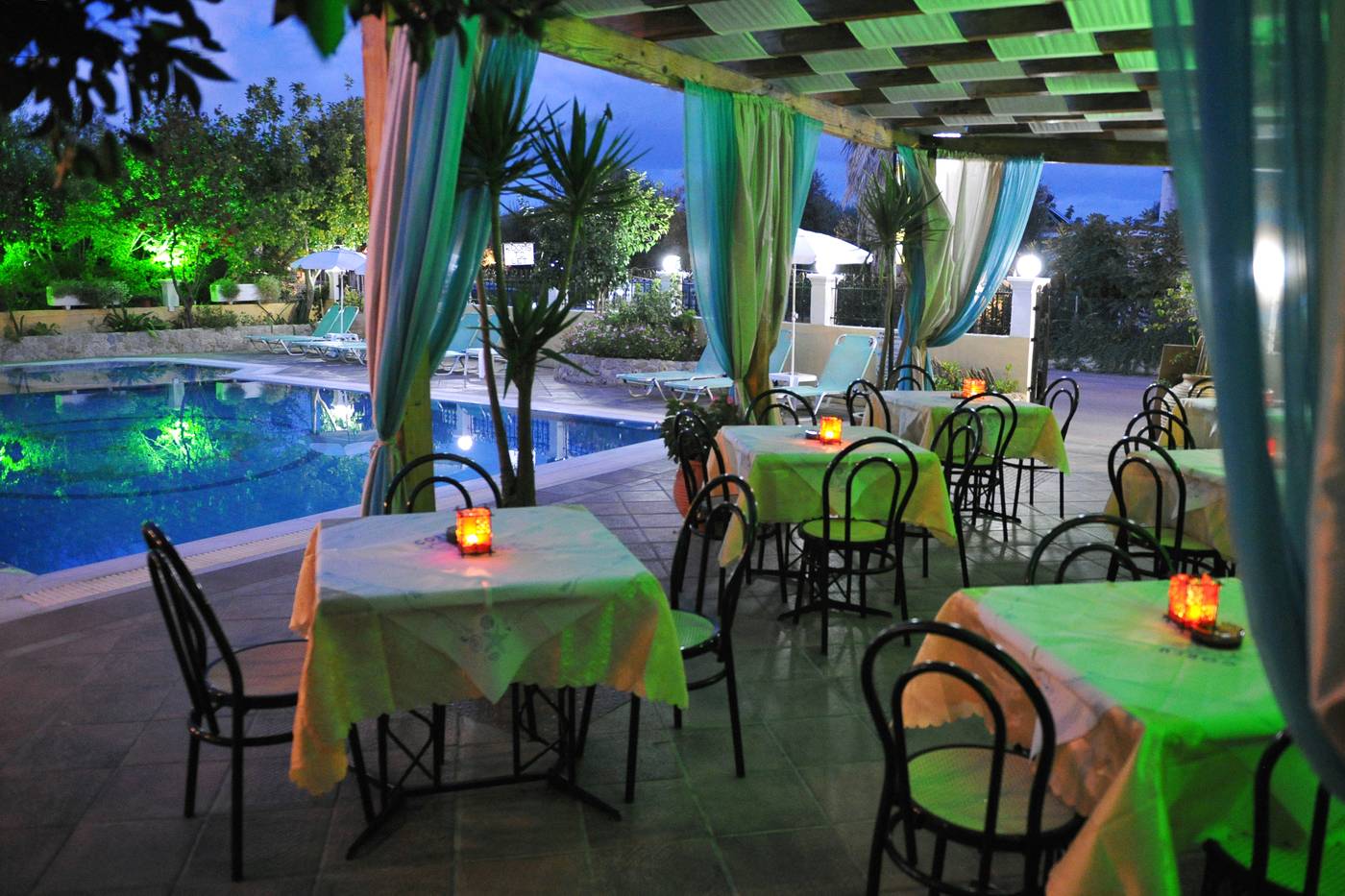 Makis-Apartments-Restaurant-24