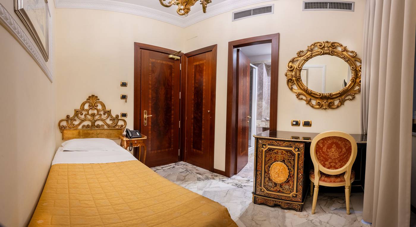 Des-Epoques-Hotel-Room-3