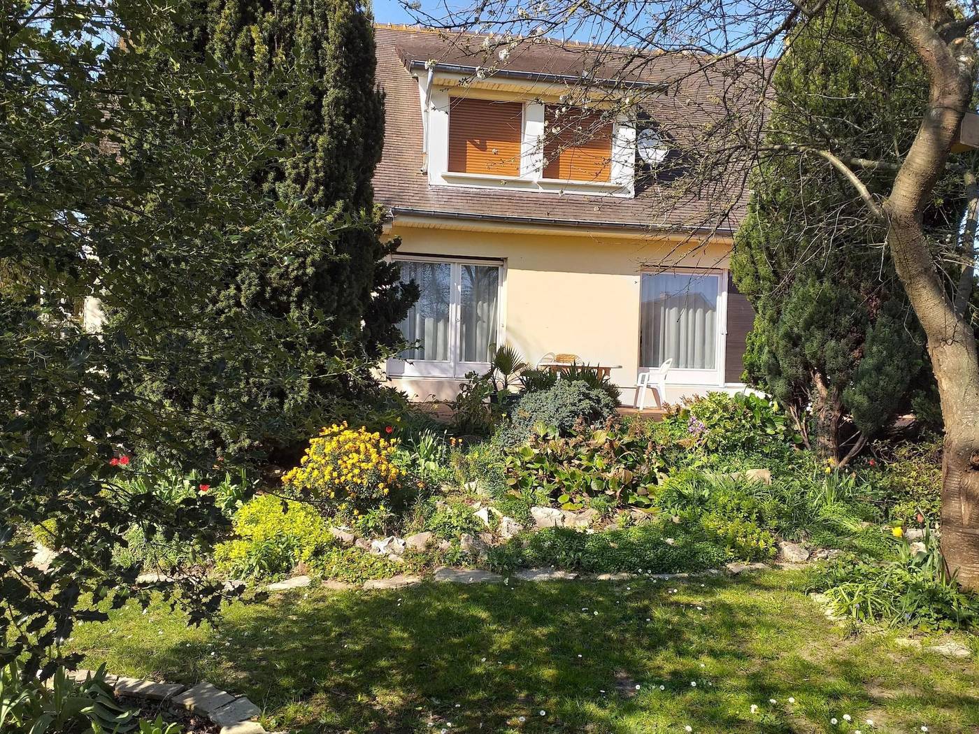 Chambre Du Jardin Fleuri-France-SAINT-AUBIN-LES-ELBEUF-General view-8