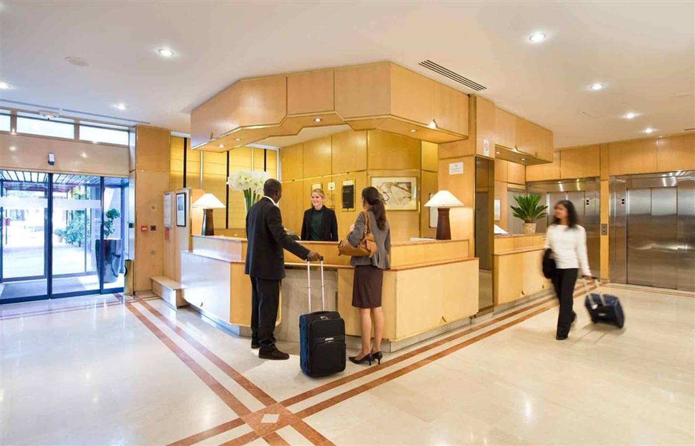 Hotel-Mercure-Paris-Porte-de-Pantin-Lobby-25