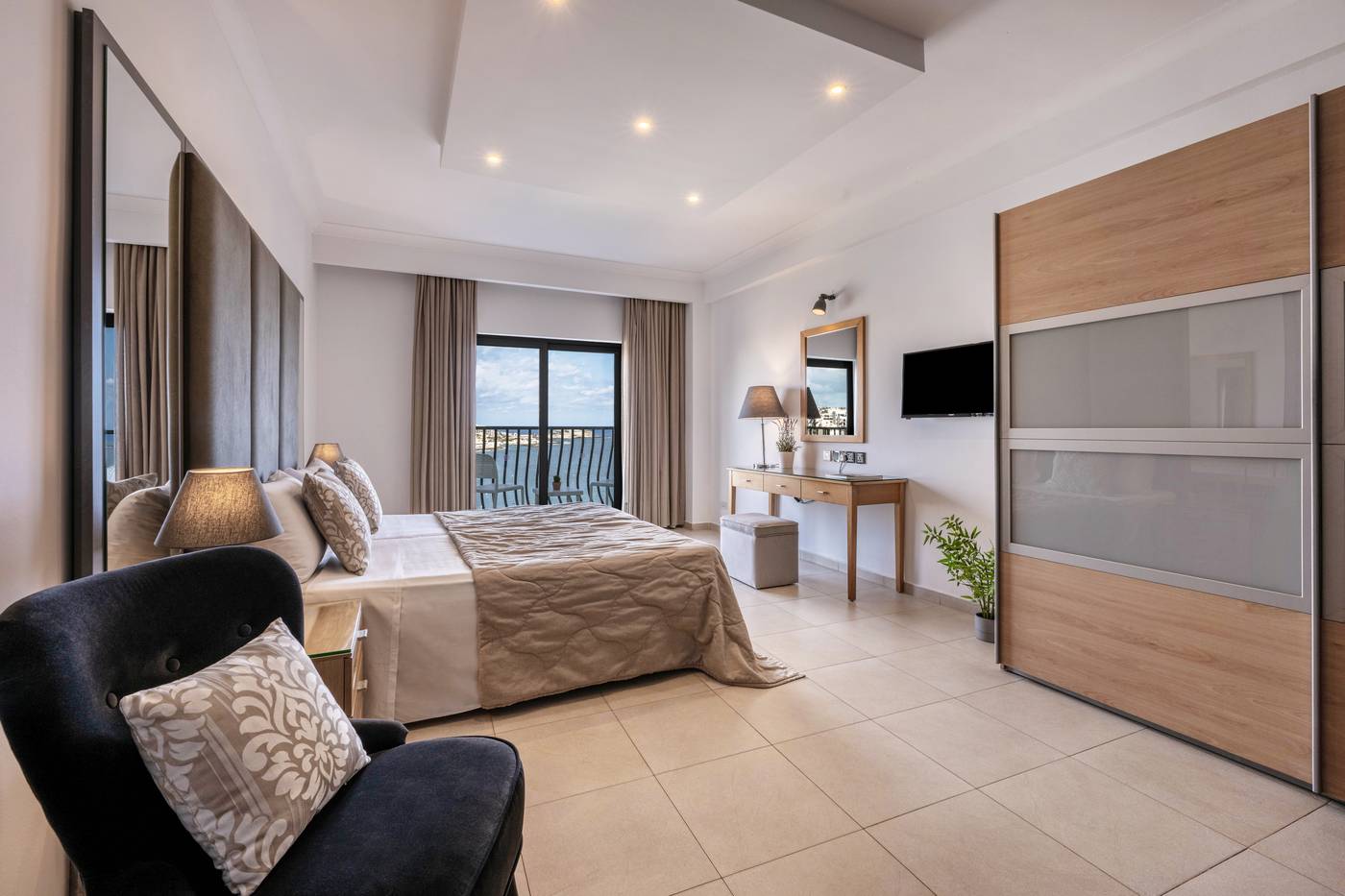 The-Plaza-and-Plaza-Regency-Hotels-Room-14