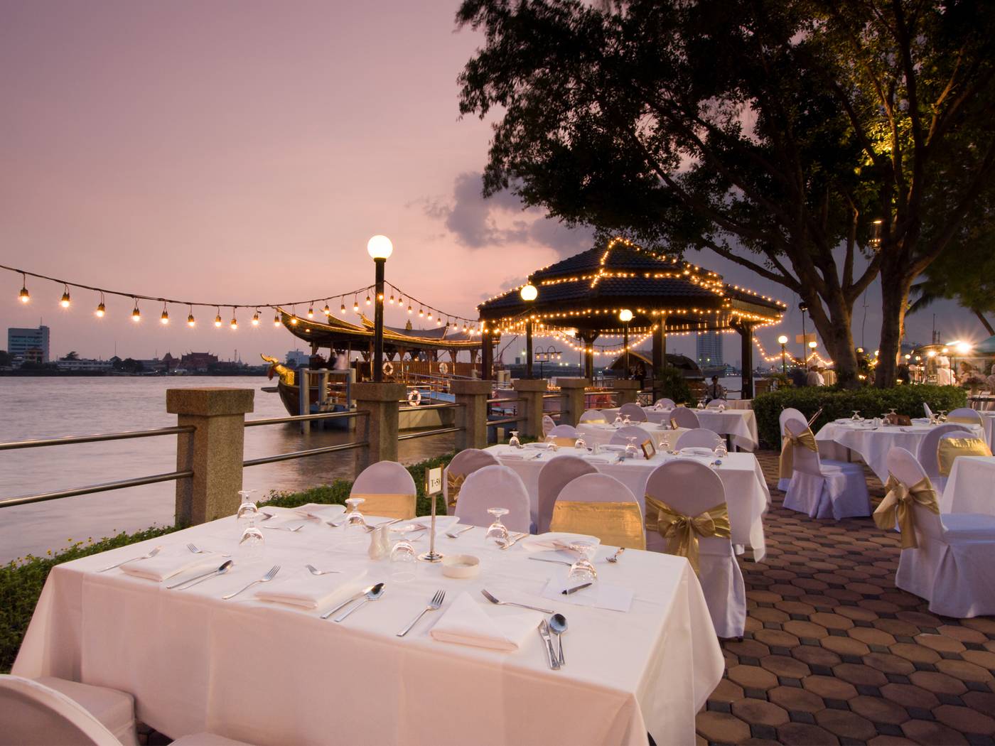 Montien-Riverside-Bangkok-Hotel-Restaurant-64