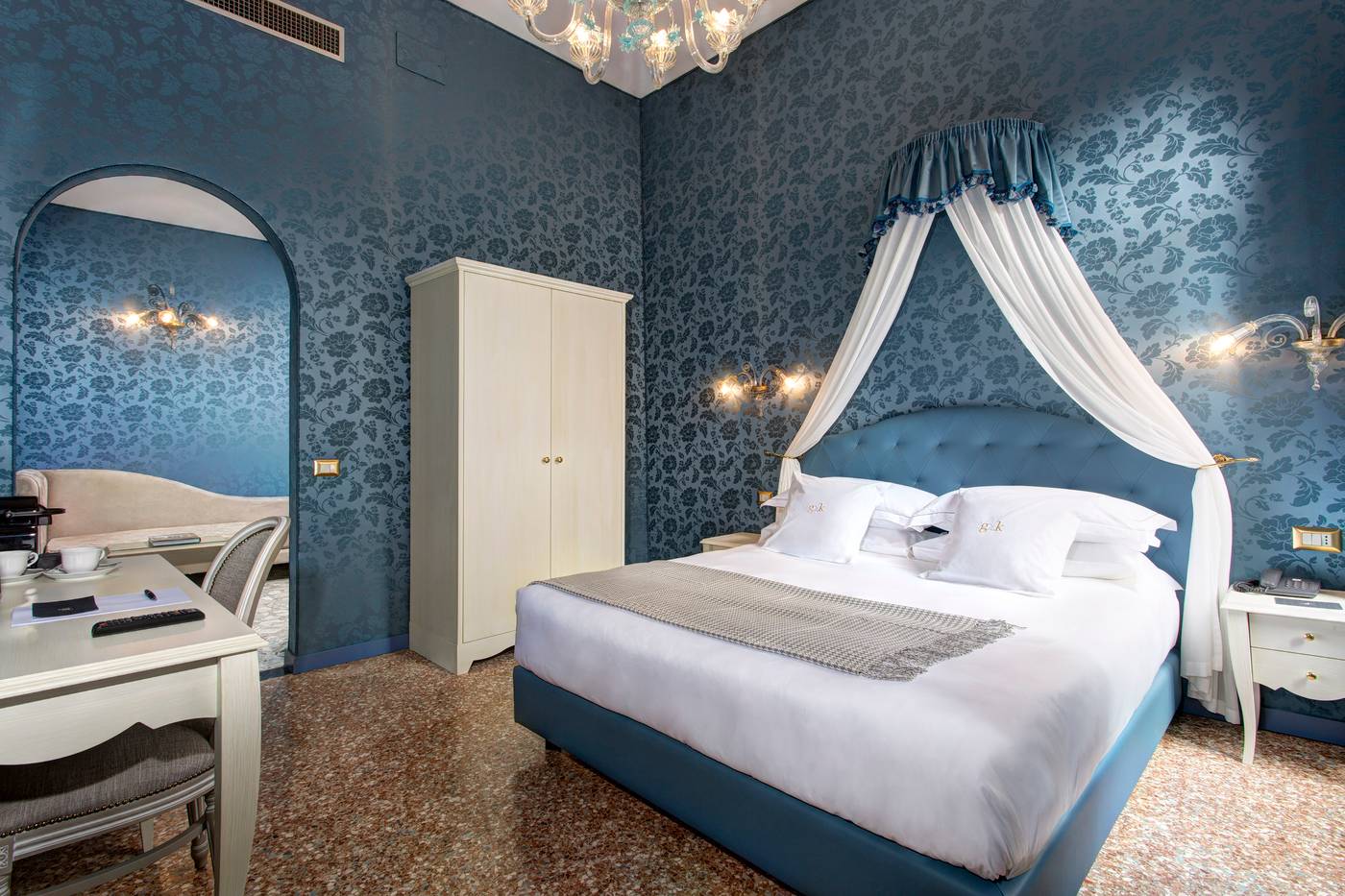Gkk-Exclusive-Private-Suites-Venice-Room-5