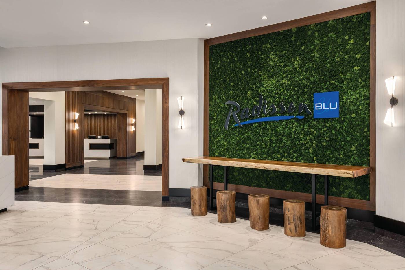 Radisson-Blu-Vancouver-Airport-Lobby-15