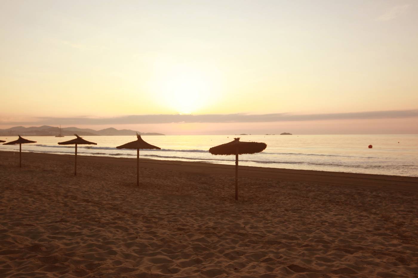 Club-Bahamas-Ibiza-Beach-61