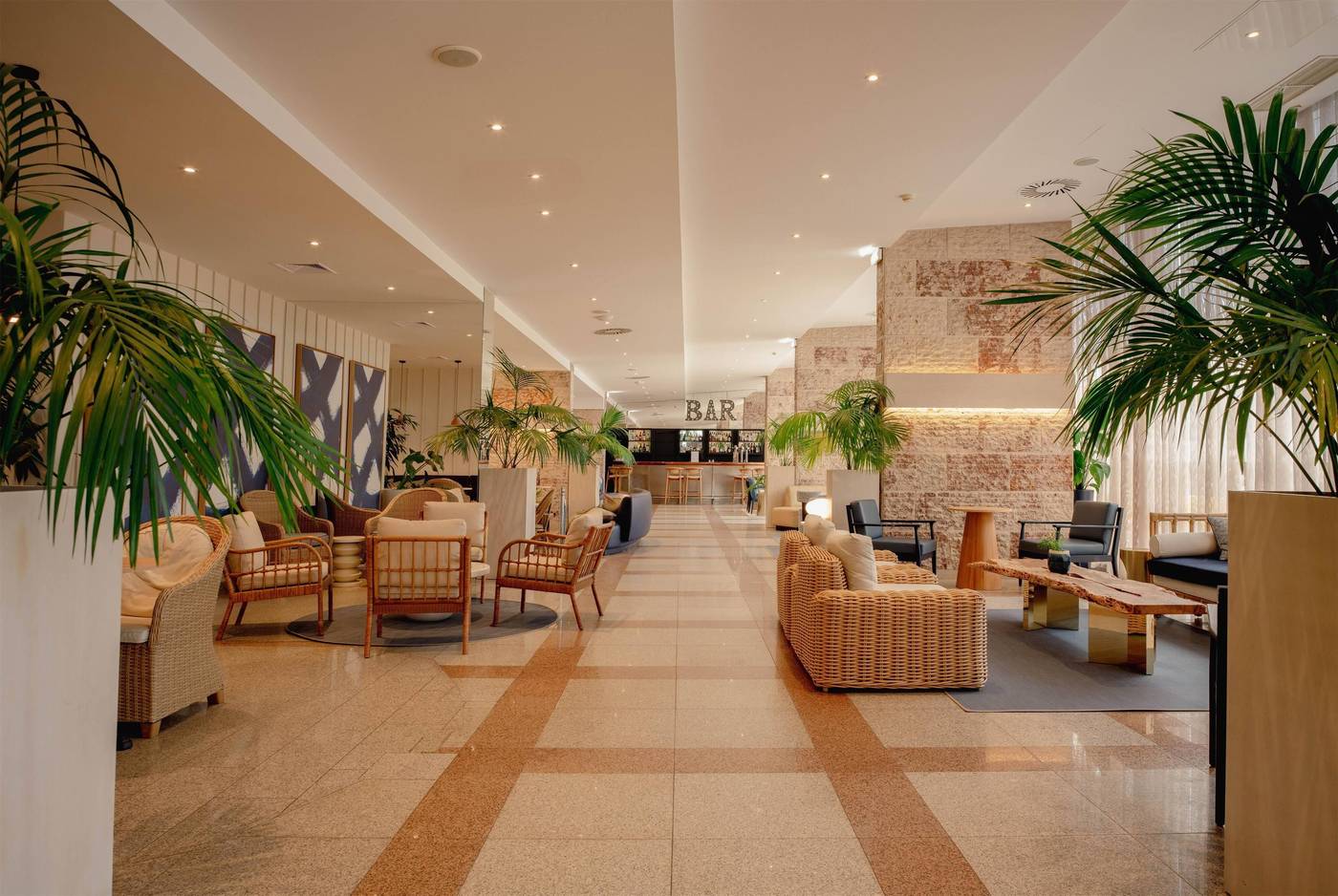Tryp-Lisboa-Caparica-Mar-Hotel-Lobby-13