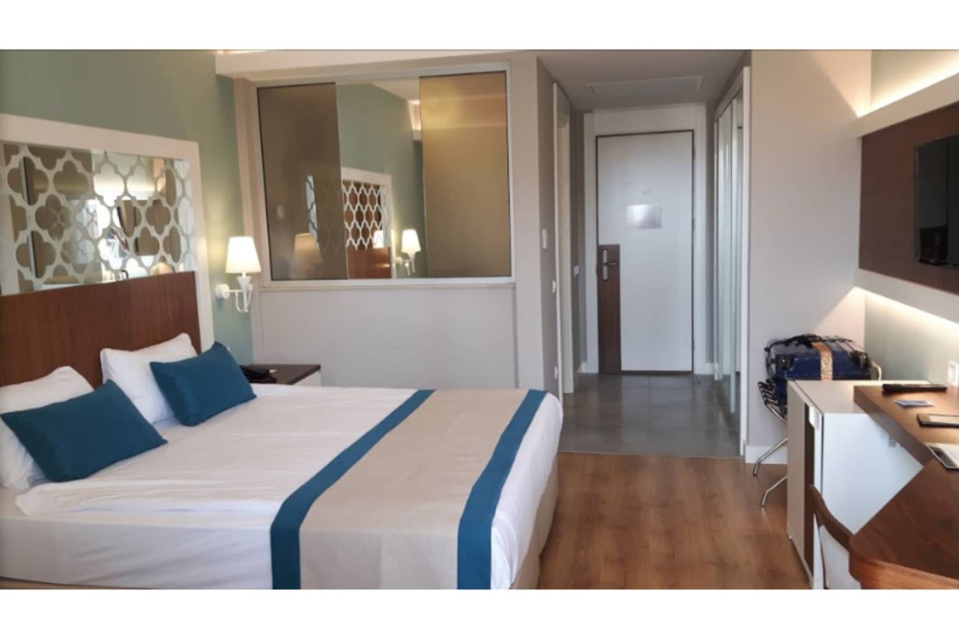 Side-Crown-Sunshine-Room-24