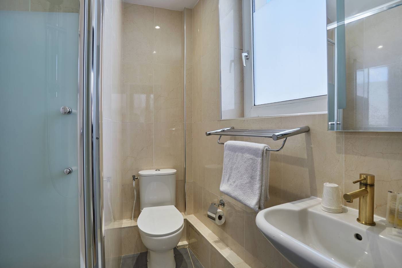 Hipotel-Paris-Gare-Du-Nord-Merryl-Room-13