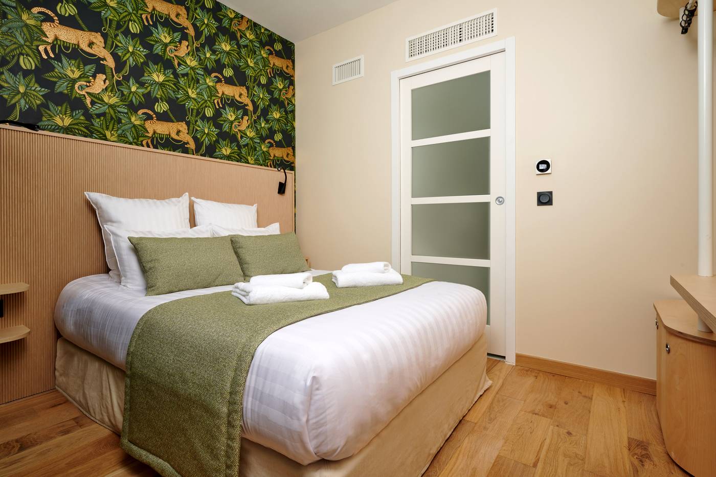 VLH-Paris-Montparnasse-Eiffel-Room-3