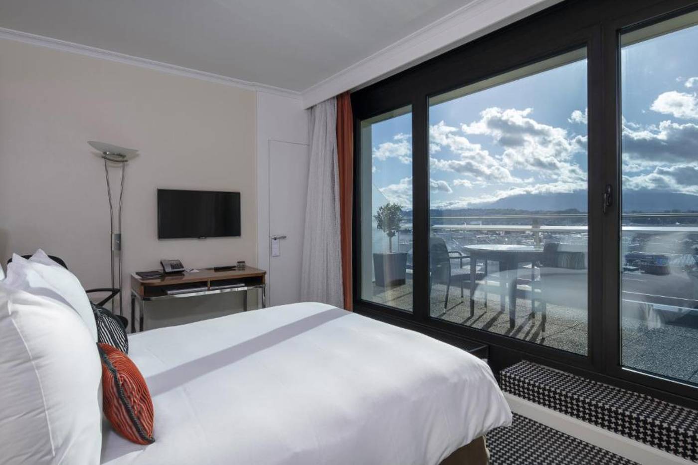 Warwick-Geneva-Room-24