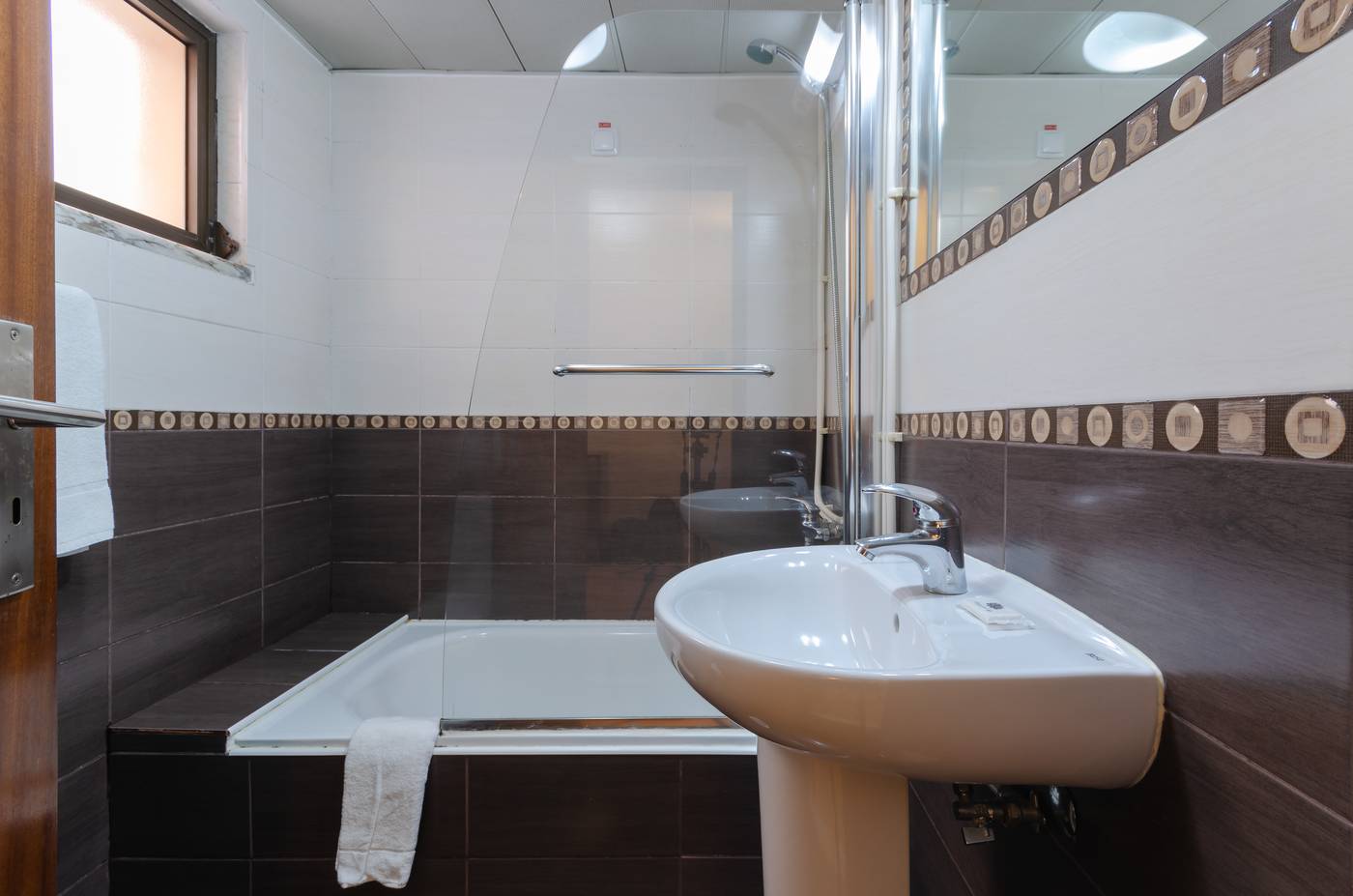 Dinya-Lisbon-Hotel---Lounge-Bar-Room-33