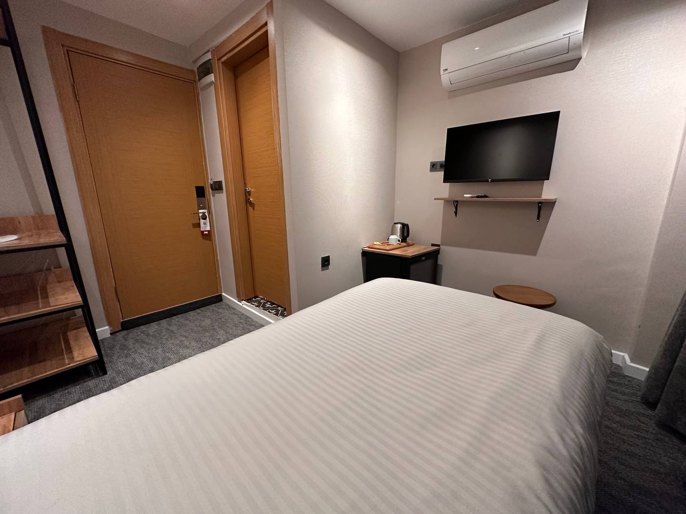 Rexee-Hotel-Room-13