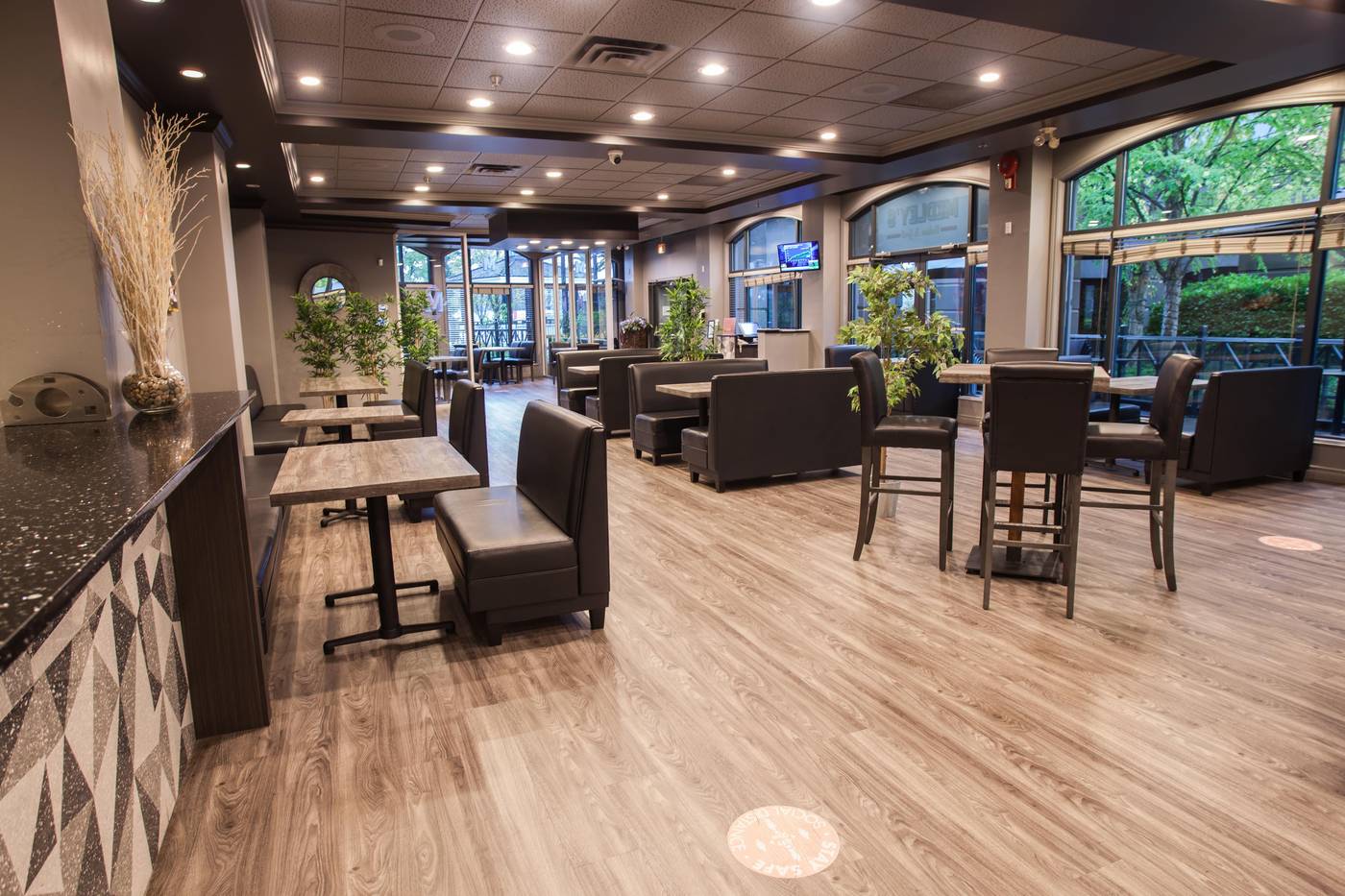 Holiday-Inn---Suites-North-Vancouver-Restaurant-13