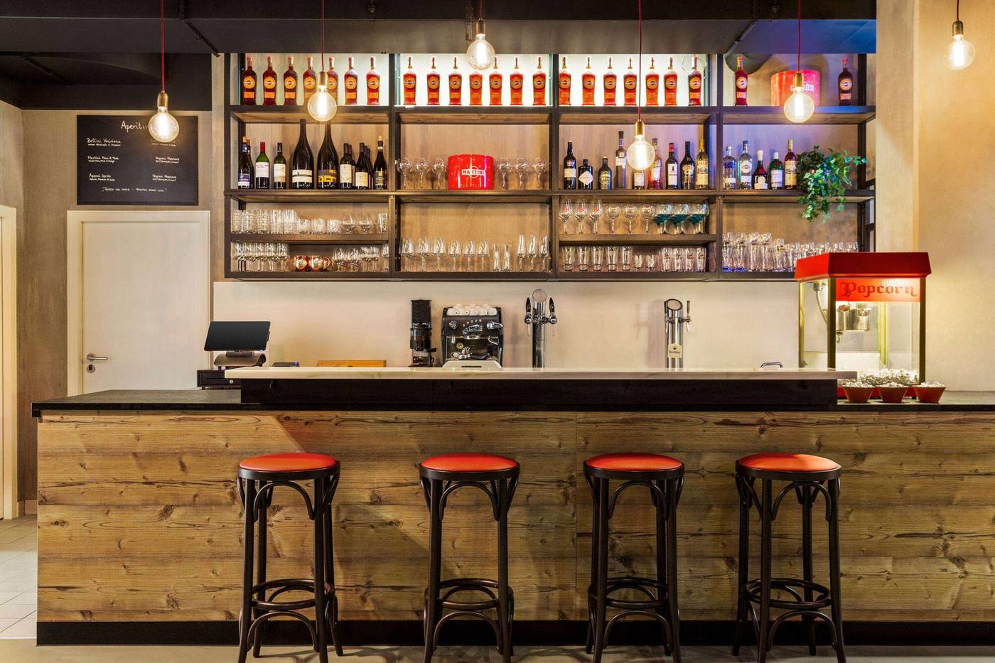 Vienna-House-Easy-by-Wyndham-Munich-Bar-15