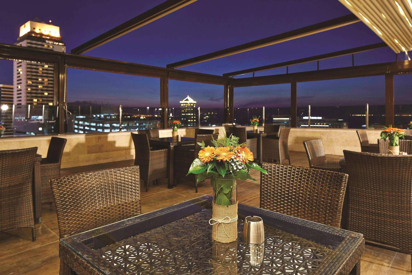 DoubleTree-By-Hilton-Izmir-Alsancak-Bar-62