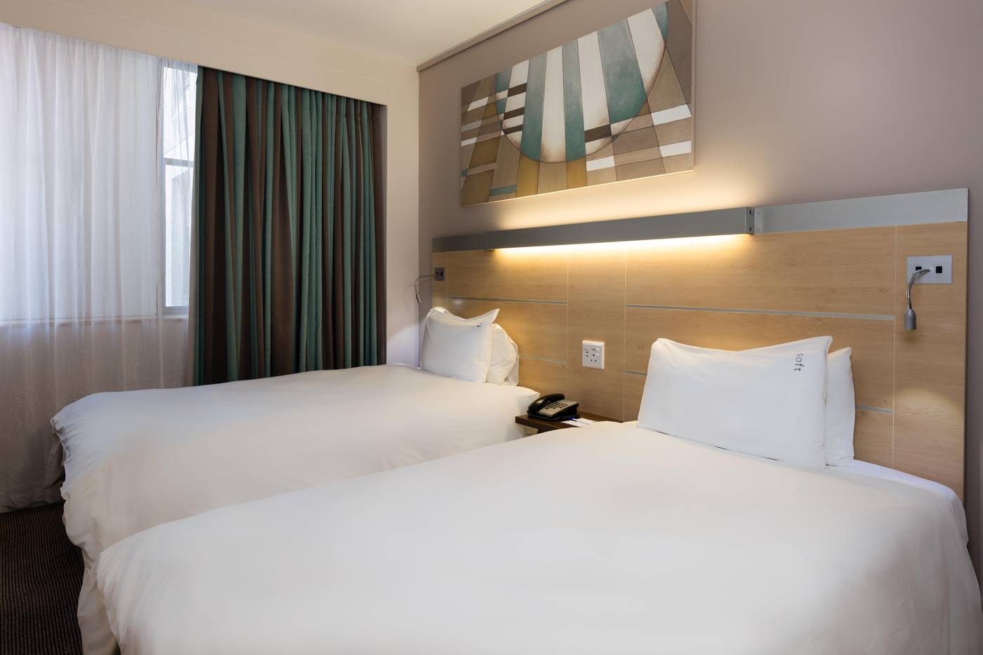 Holiday-Inn-Express-Cape-Town-City-Centre-Room-33