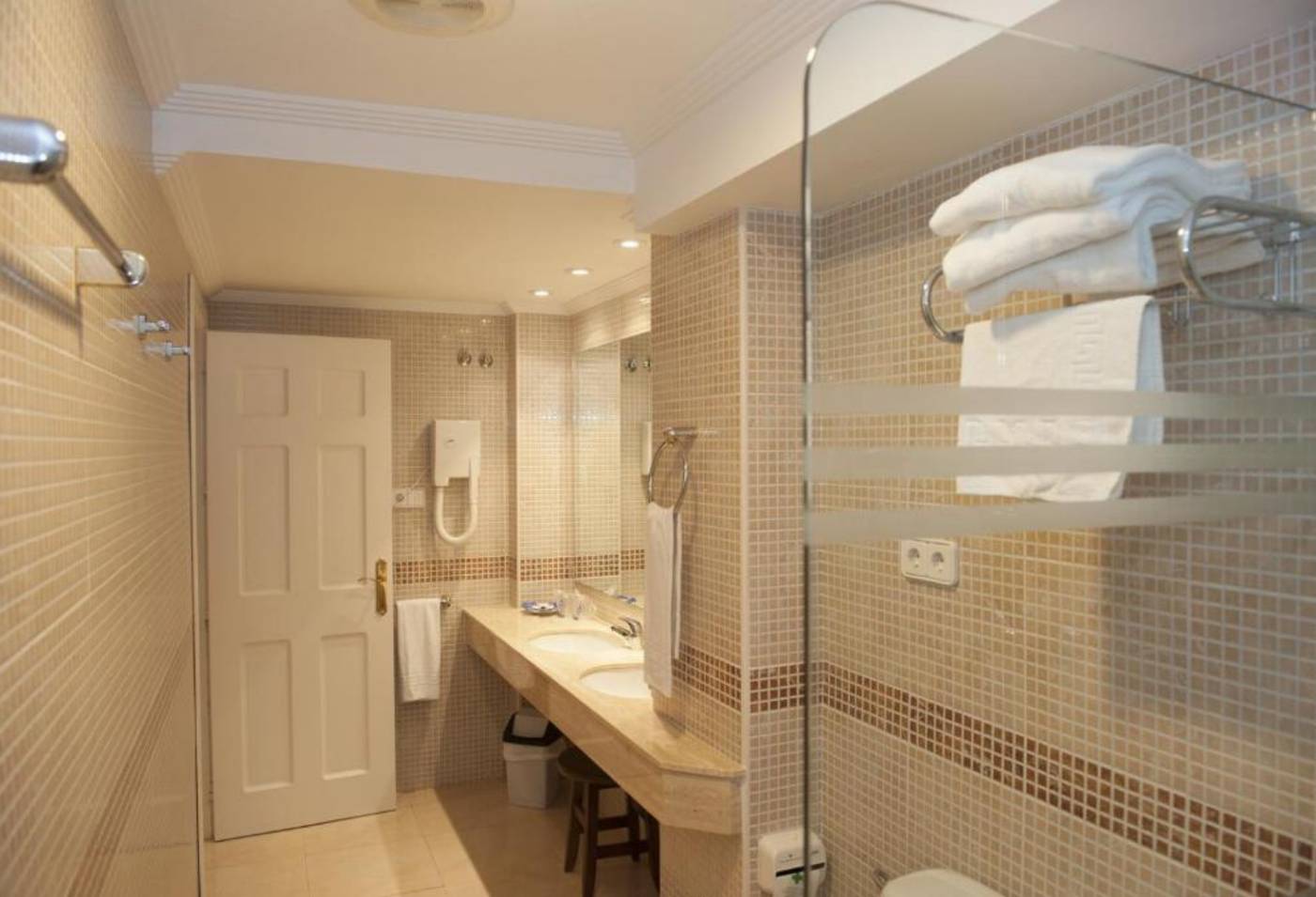 Lloyds-Beach-Club-Room-27