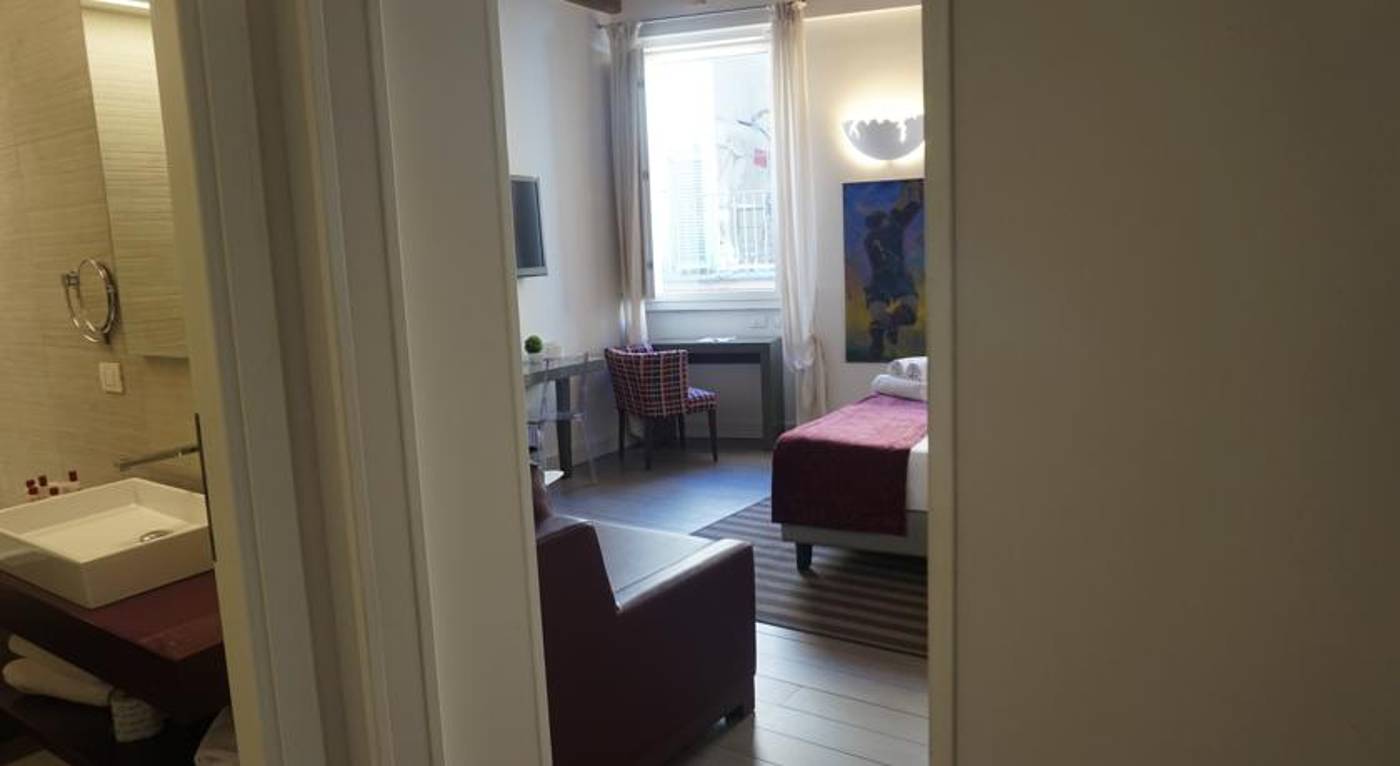 Trevi-Palace-Luxury-Inn-Room-33