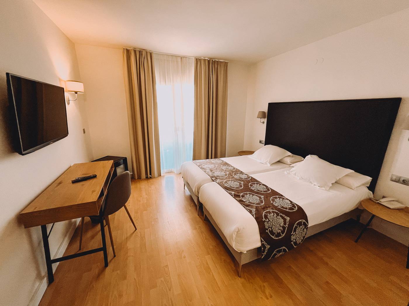 Fay-Victoria-Beach-Room-14