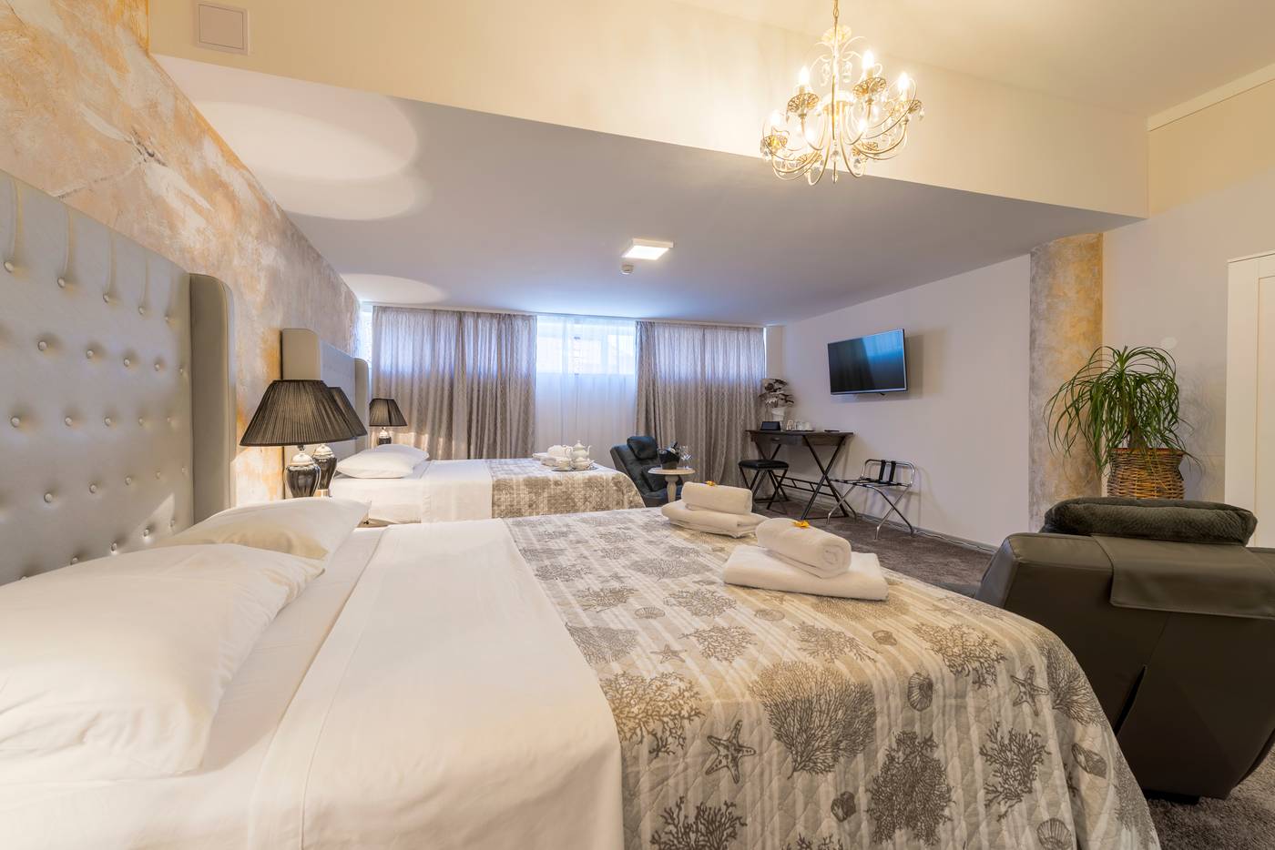 Prima-Luce-Downtown-Room-13