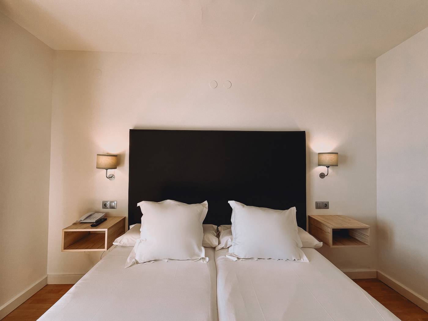 Fay-Victoria-Beach-Room-18