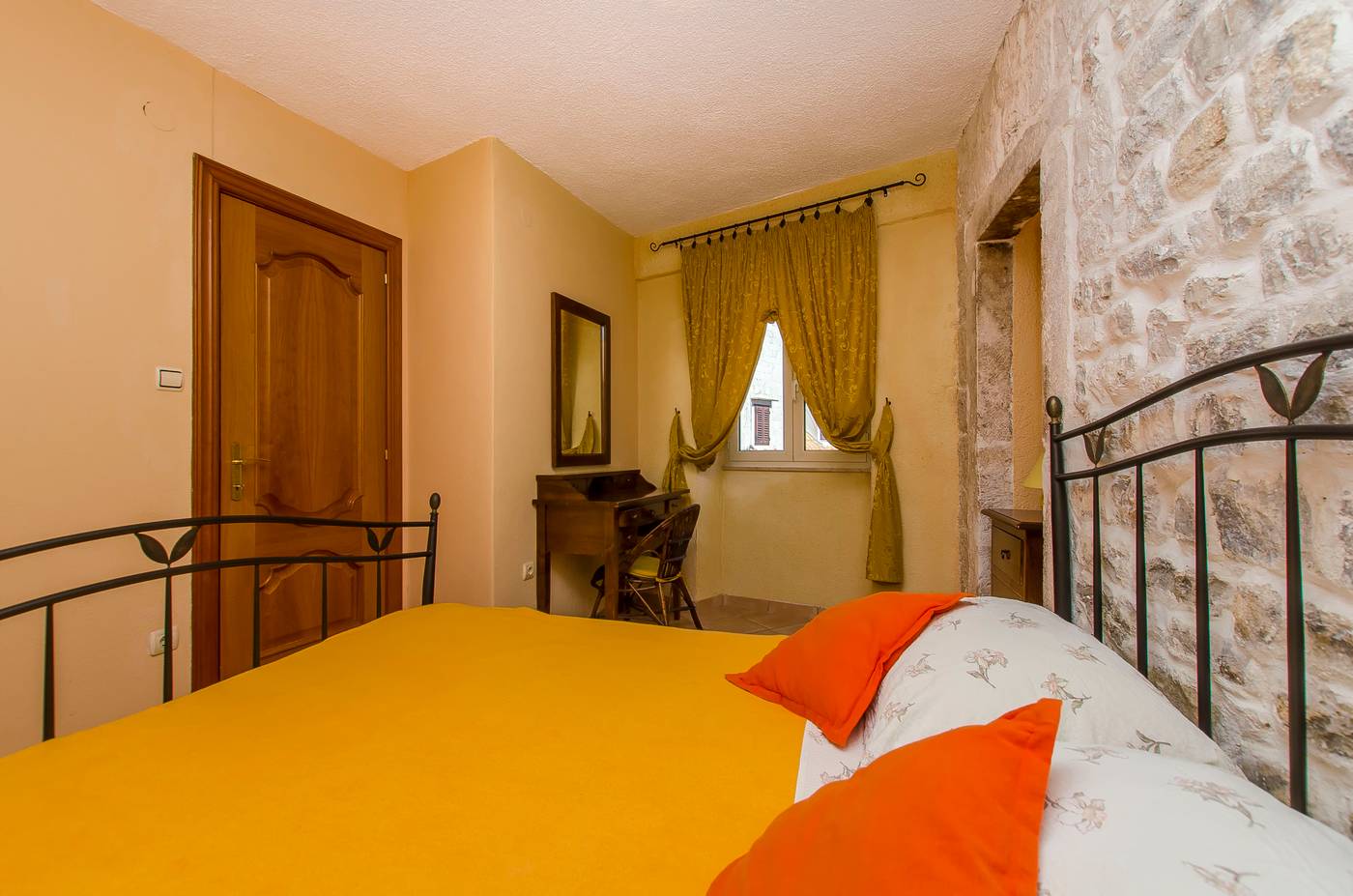 Palace-Derossi-Room-17