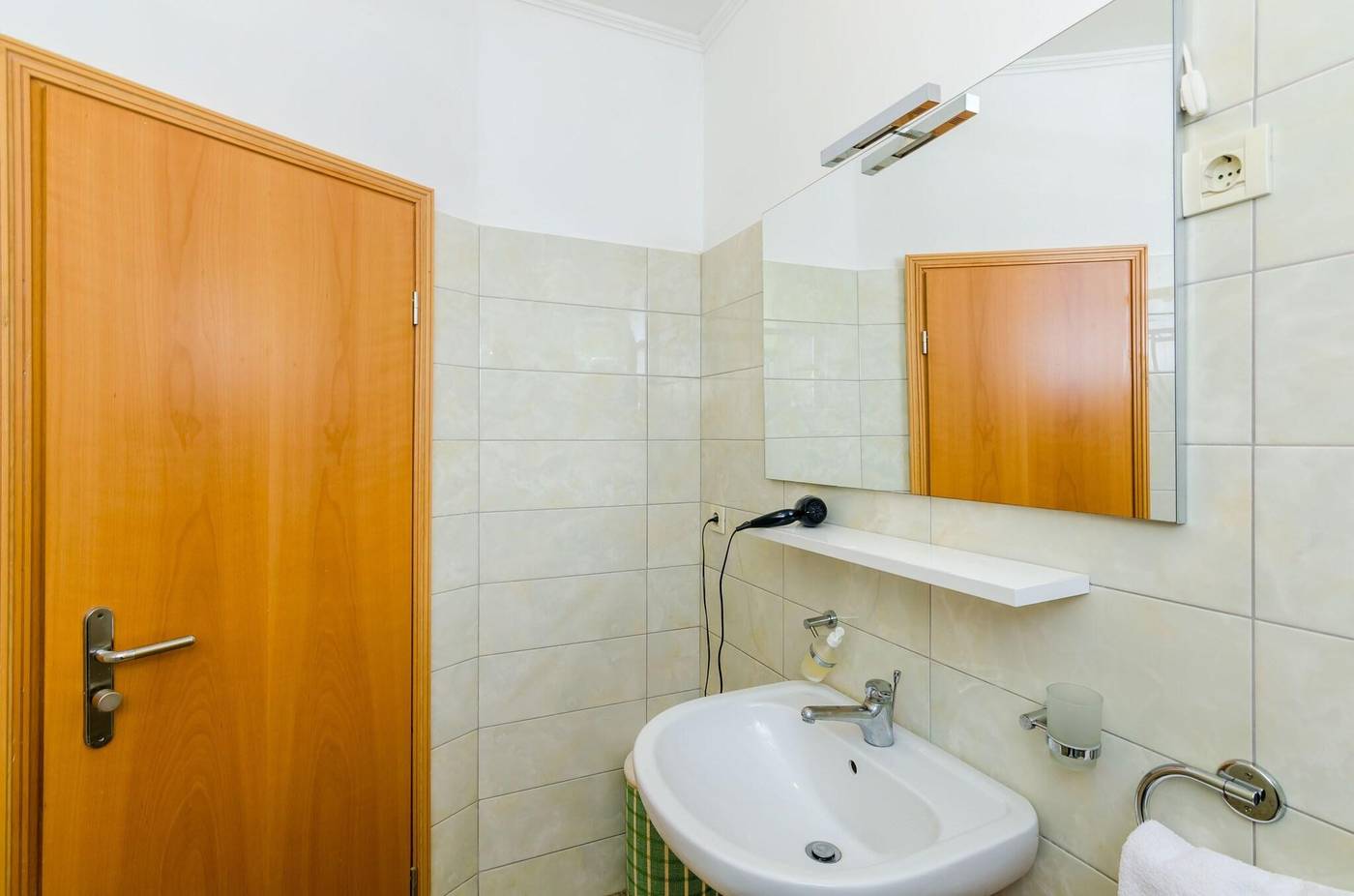 Apartments---Rooms-V-M-Room-43