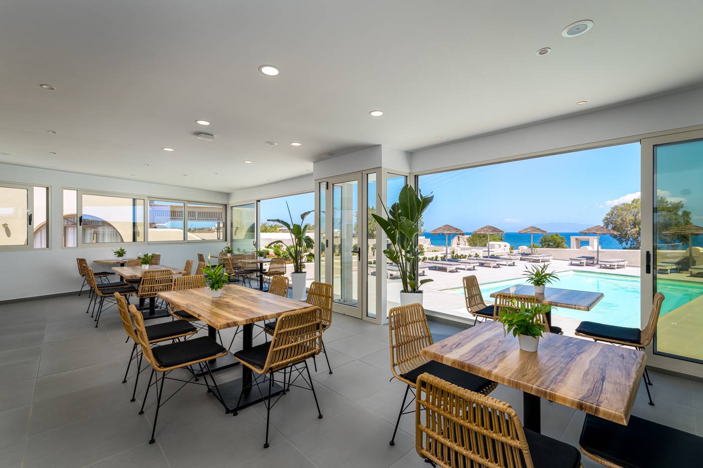 En-Plo-Boutique-Suites---Oia-Santorini-Restaurant-49