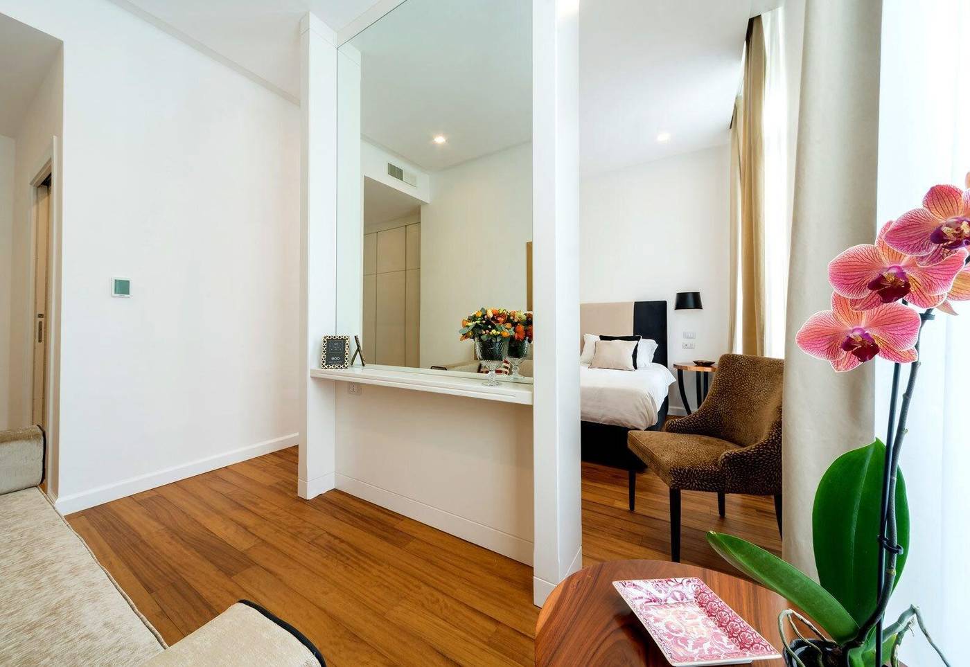 900-Piazza-Del-Popolo-Room-2