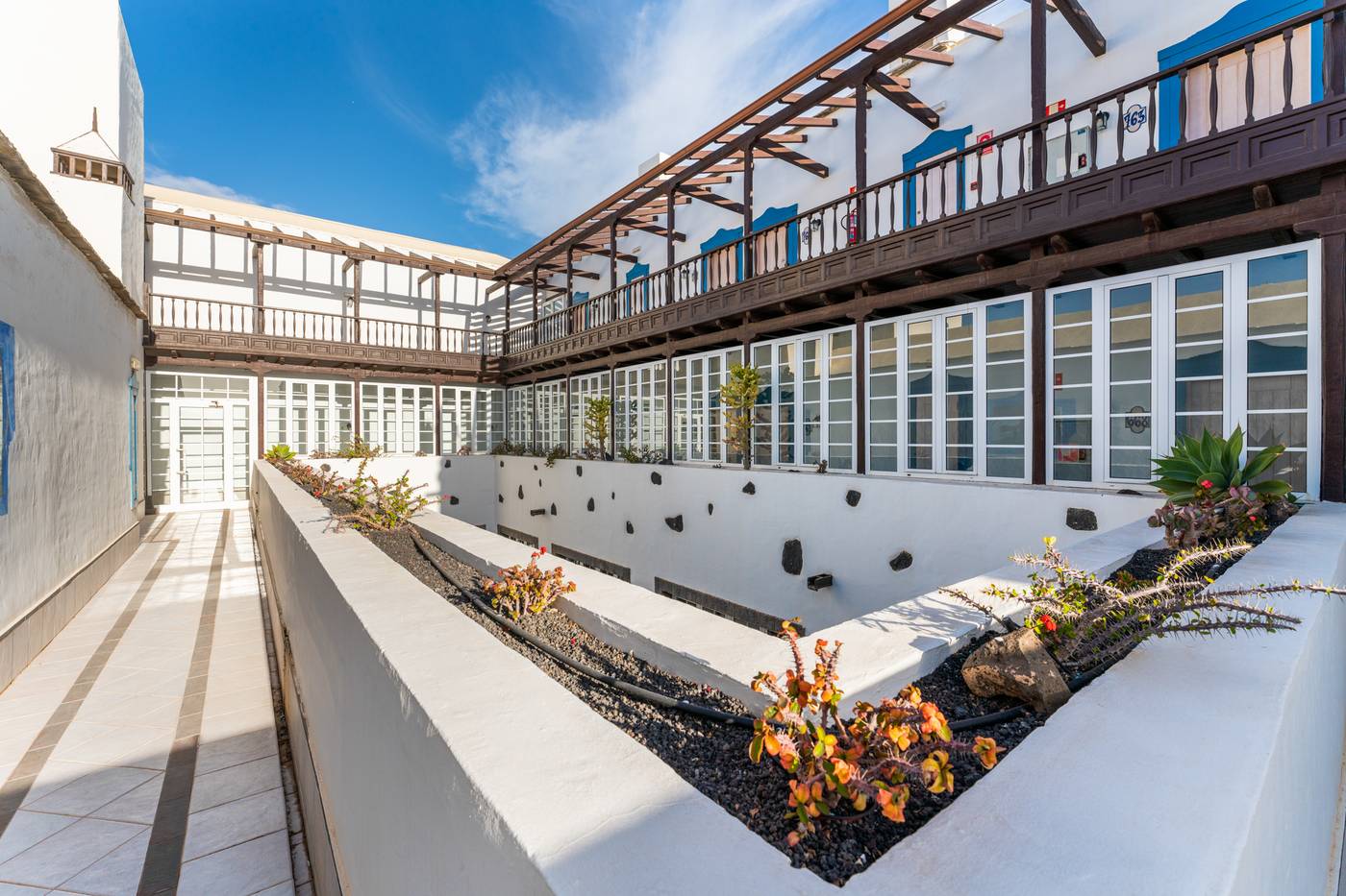 Hotel-LIVVO-Volc--n-Lanzarote-General-view-19