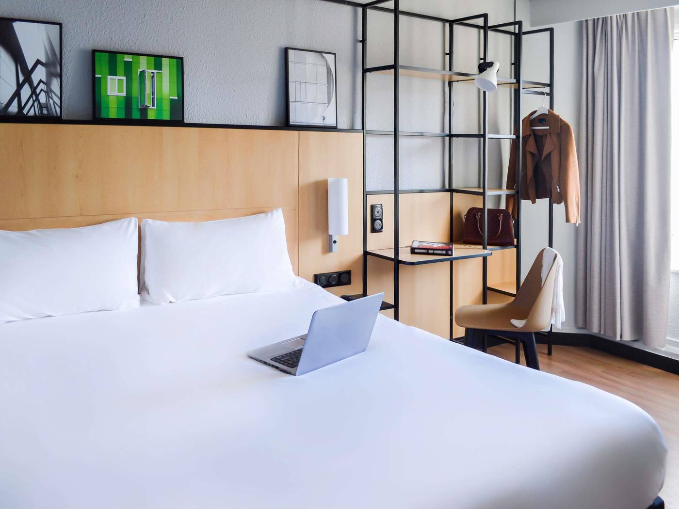 Ibis-Paris-Tour-Eiffel-Room-9