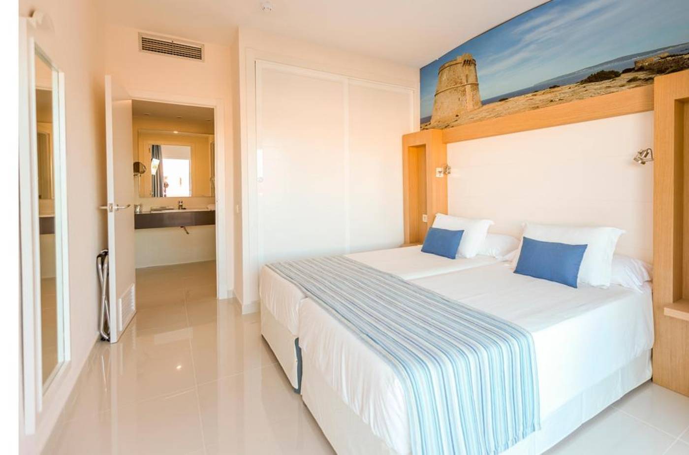Sirenis-Seaview-Country-Club-Room-20
