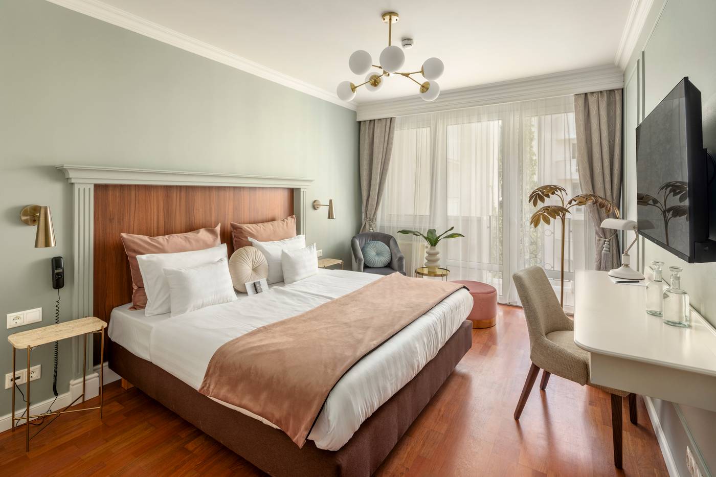 Queen-s-Court-Hotel-and-Residence-Room-30