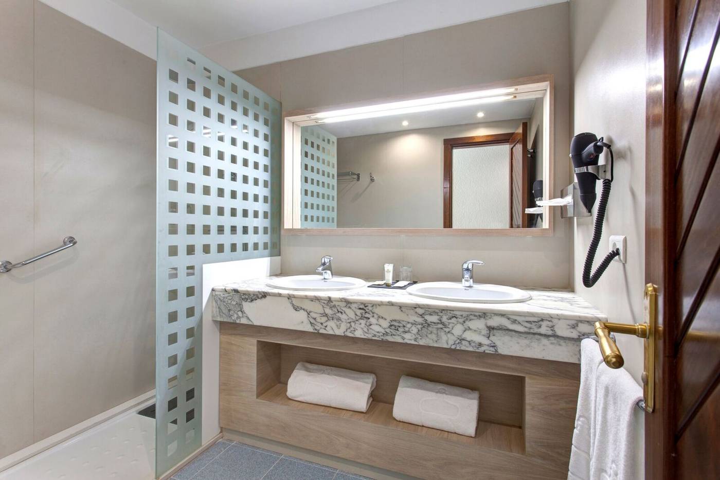 Plus-Fariones-Suite-Hotel--Room-18