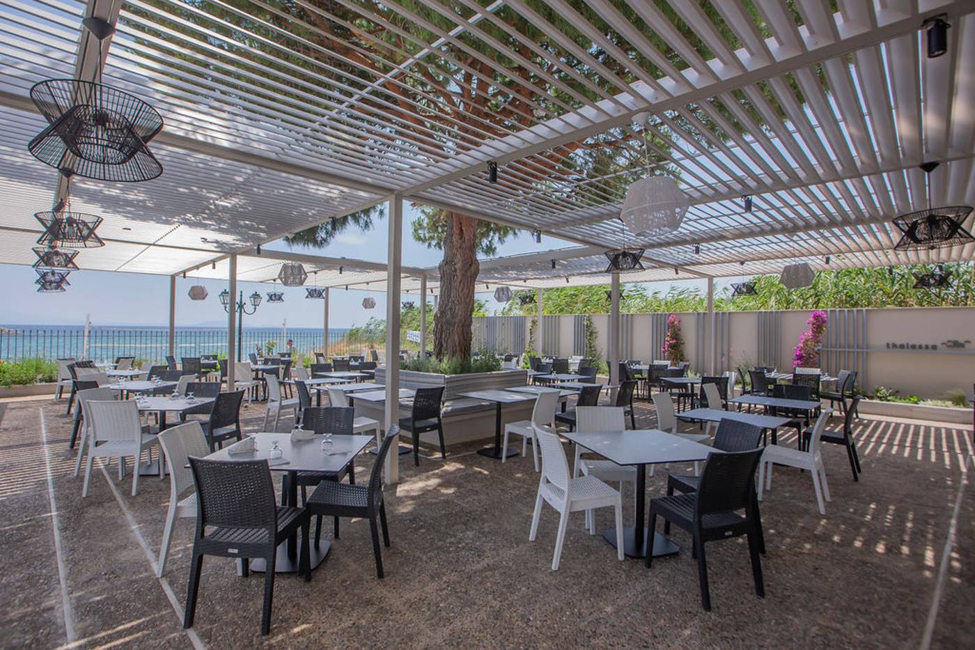 Golden-Coast-Hotel-and-Bungalows-Restaurant-40