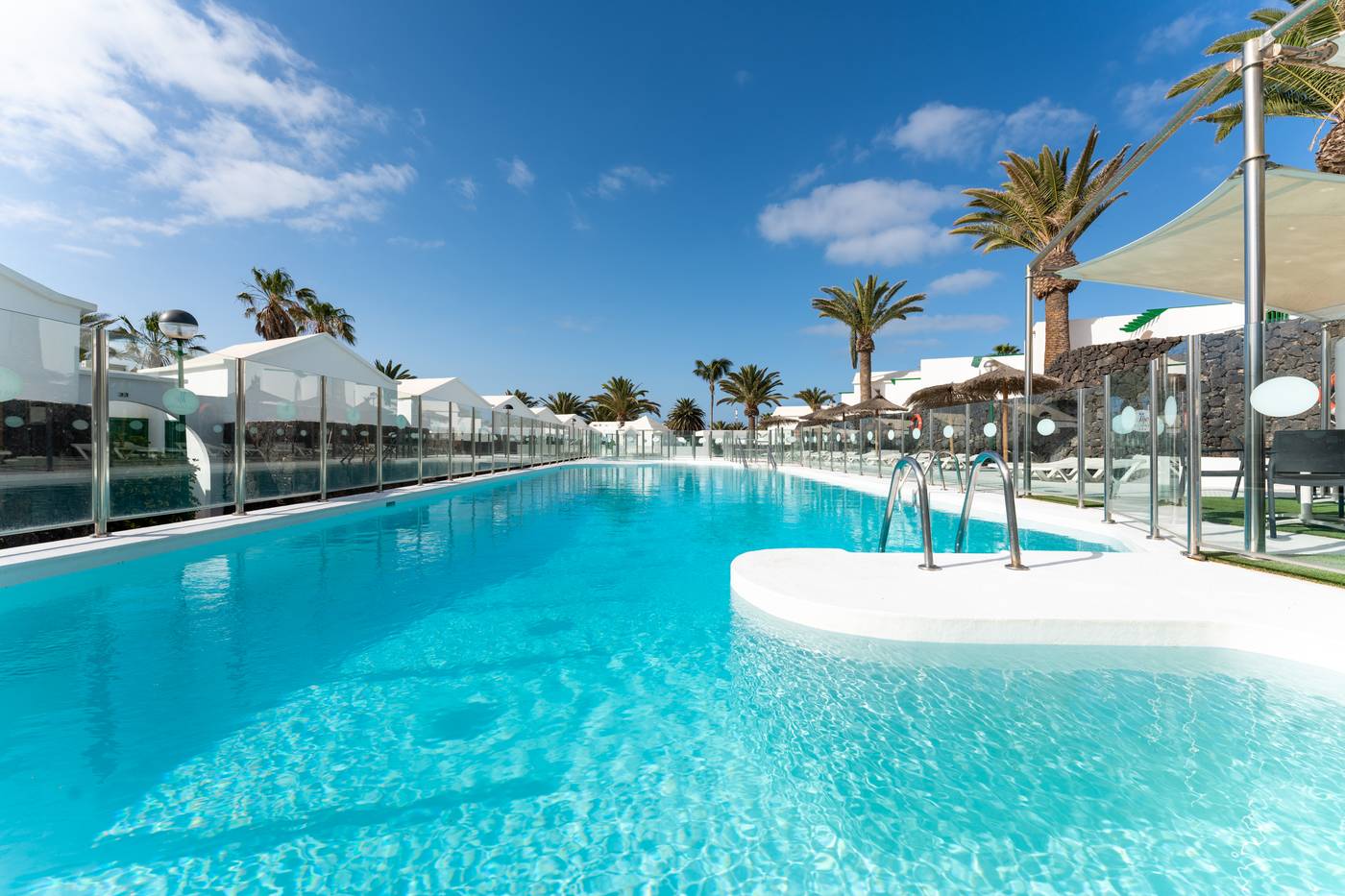 Apartamentos-LIVVO-Las-Gaviotas-Pool-13