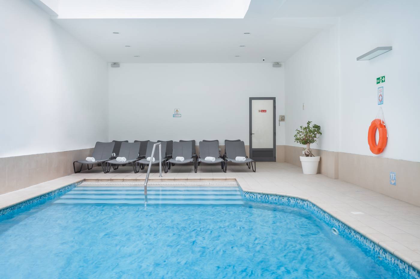 The-Plaza-and-Plaza-Regency-Hotels-Pool-45