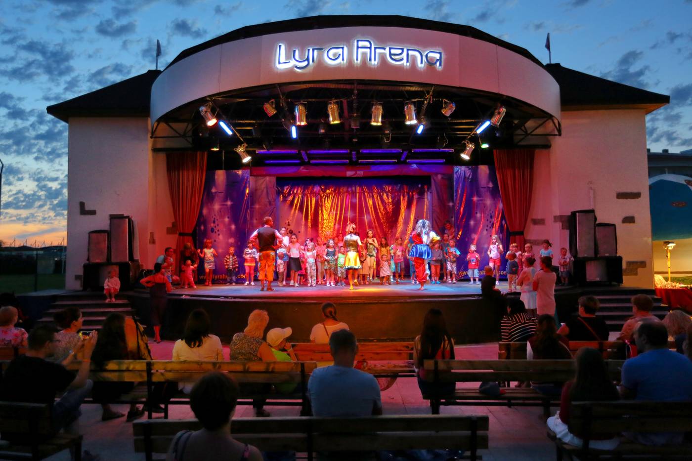 Selectum-Family-Comfort-Side-Sports-and-Entertainment-68