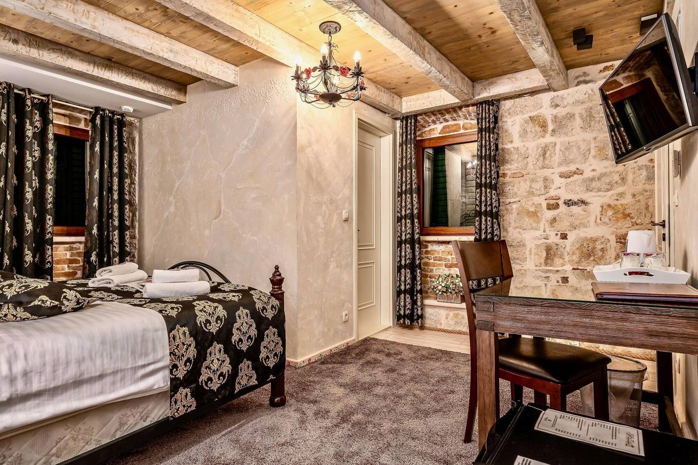 Historic-Plaza-Varos-Split-Room-14