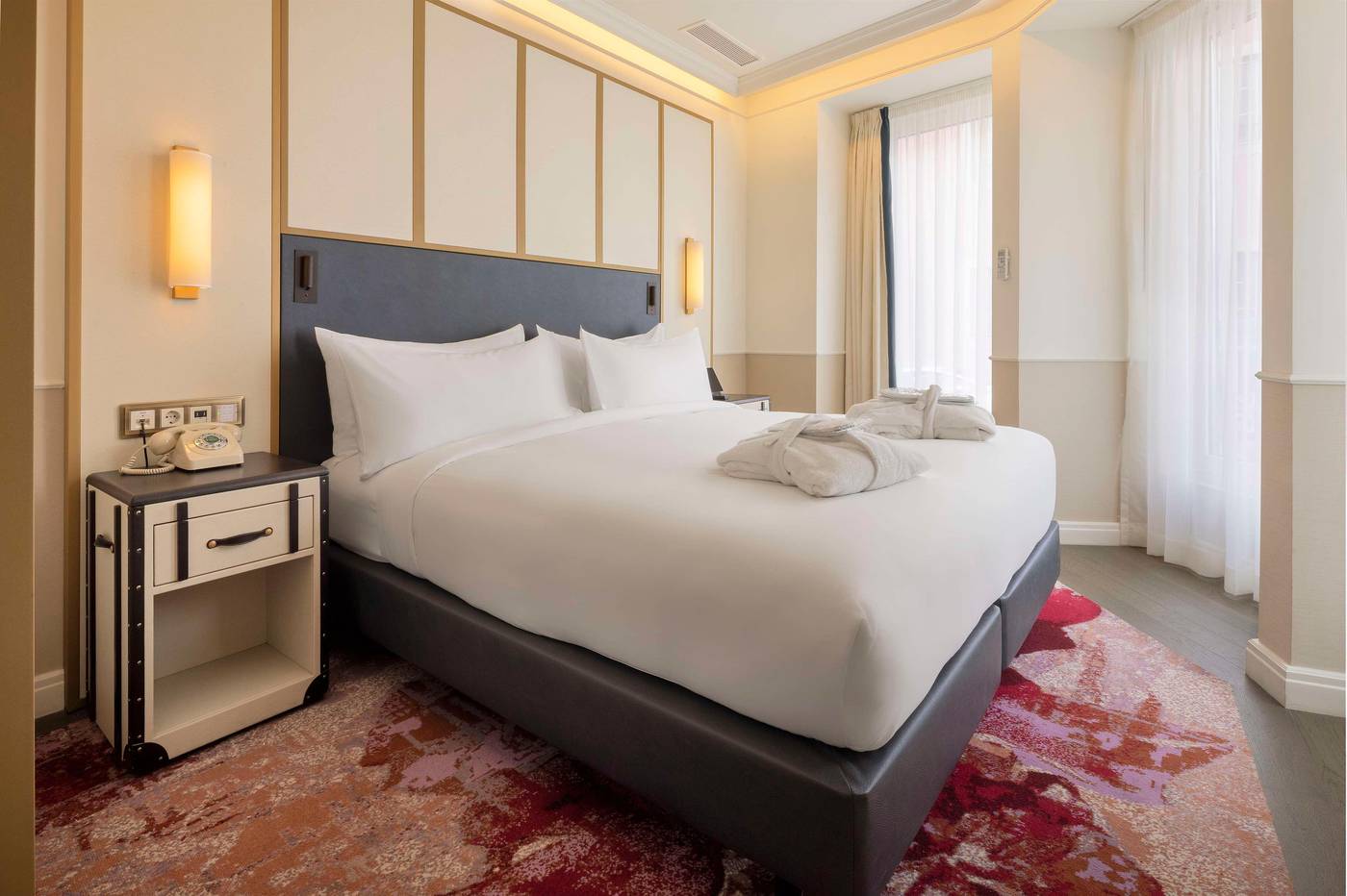 The-Emerald-House-Lisbon--Curio-Collection-by-Hilt-Room-38