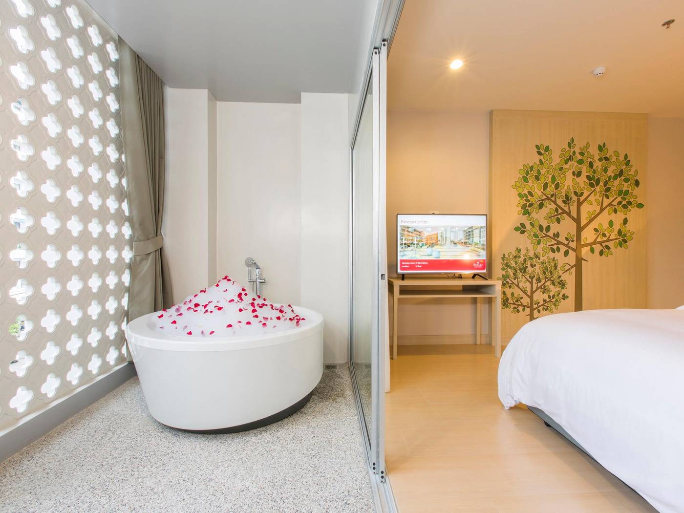 Ramada-By-Wyndham-Phuket-Deevana-Room-40