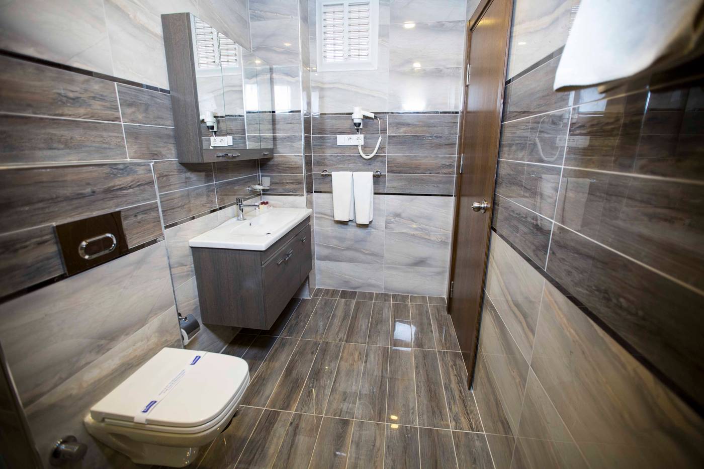 Golden-Crown-Room-37