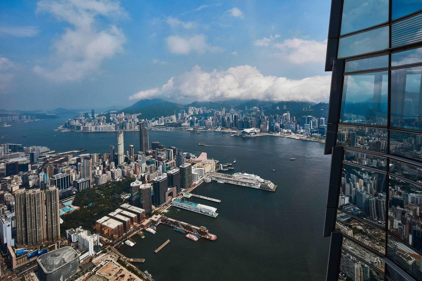 The-Ritz-Carlton--Hong-Kong-Room-2