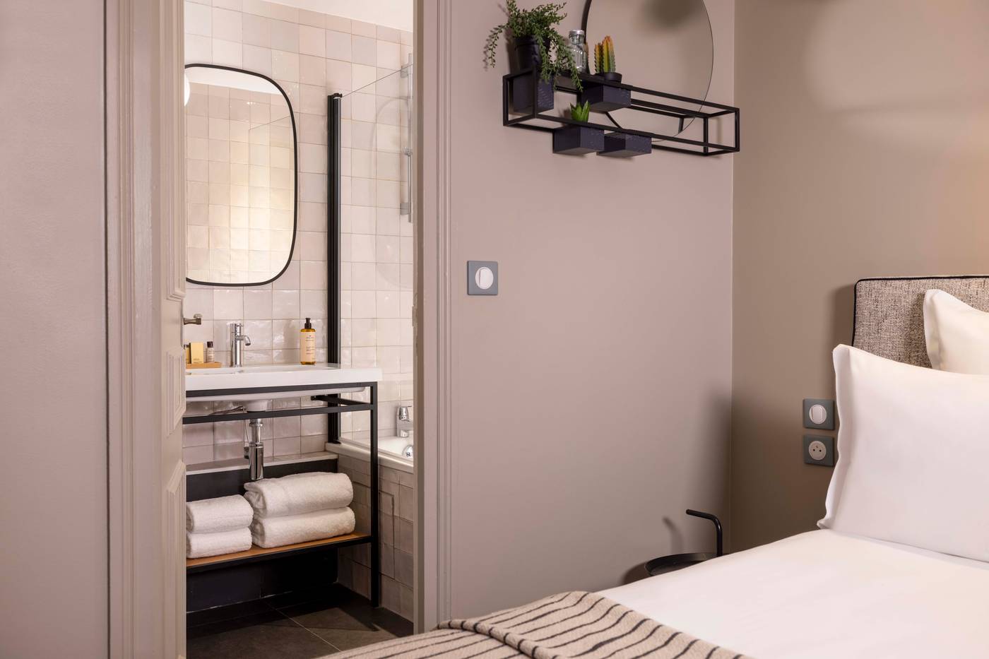 Helios-Opera-Room-29