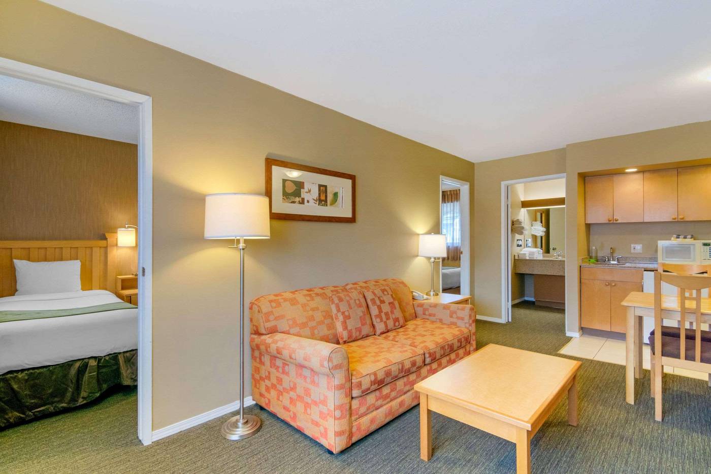 Econo-Lodge-Inn---Suites-N--Vancouver-Room-23
