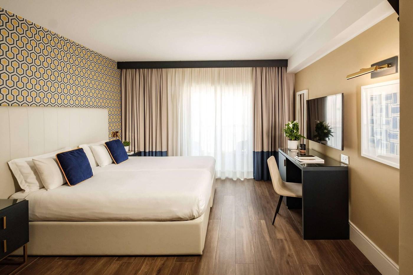 Hotel-115-The-Strand-Hotel-and-Suites-Room-8