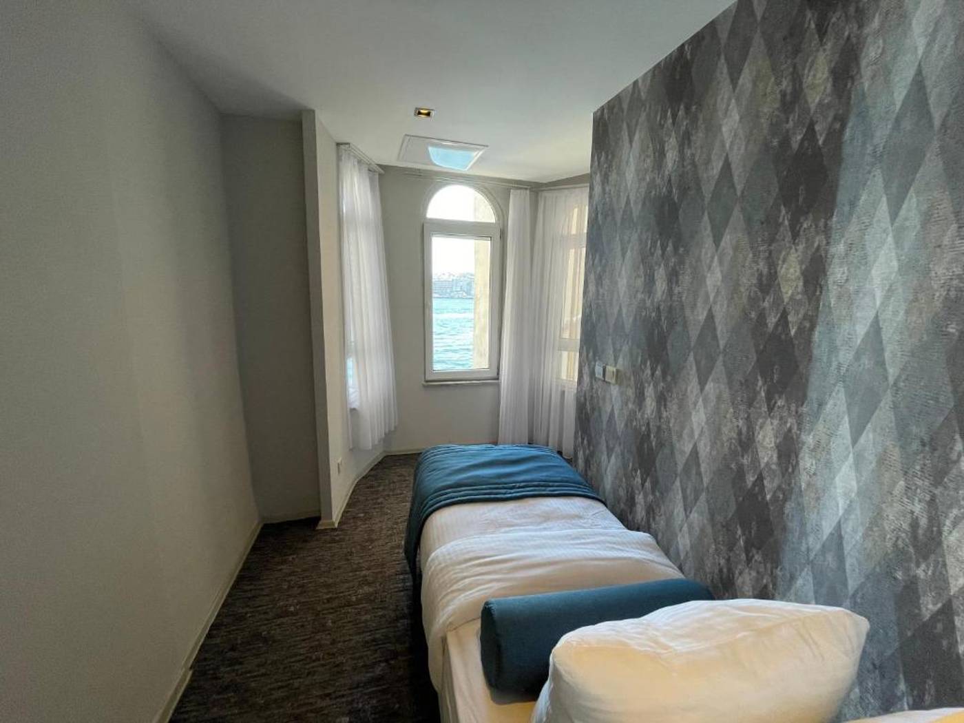 Weingart-Port-Seaside-Hotel-Room-27