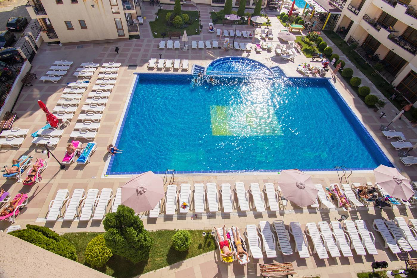 Sunny-Victory-Apartments-Pool-3