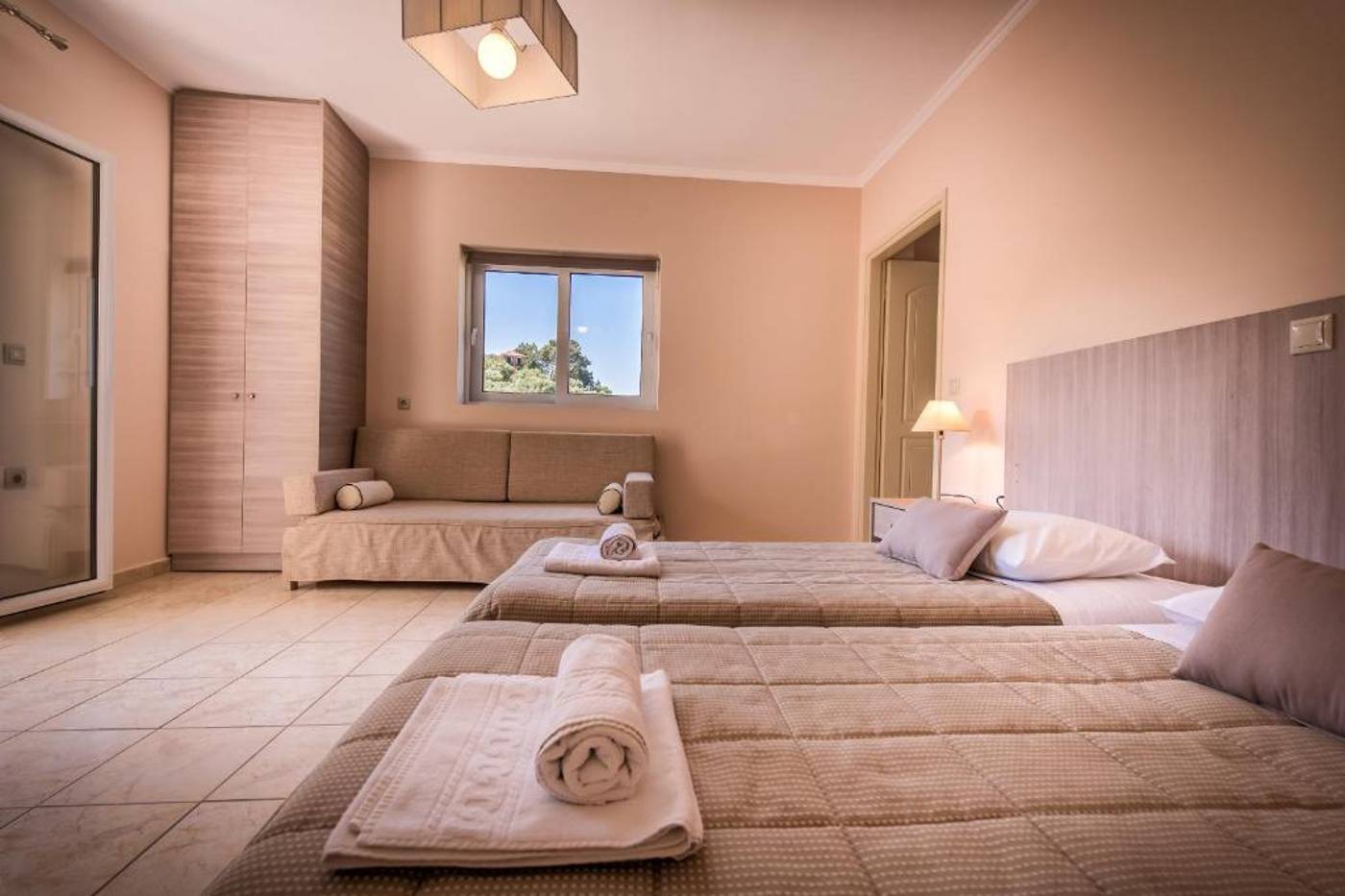 Varres-Hotel-Room-22