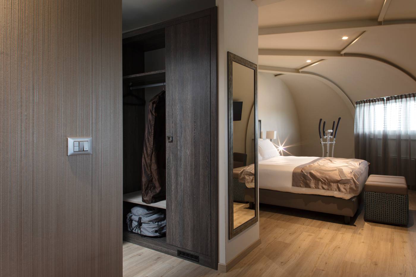 Smart-Hotel-Holiday-Room-28